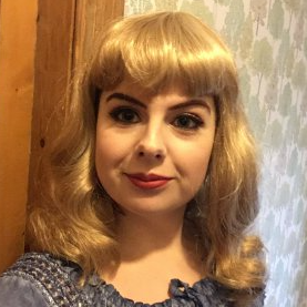 Blonde 1950's pinup wig, curled with short fringe: Cora