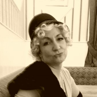 Blonde 1920s style wig, short with finger waves: Diva