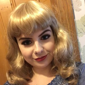 Blonde 1950's pinup wig, curled with short fringe: Cora