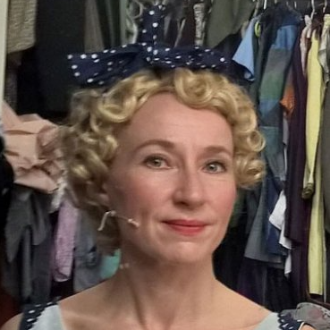 Blonde 1920s style wig, short with finger waves: Diva